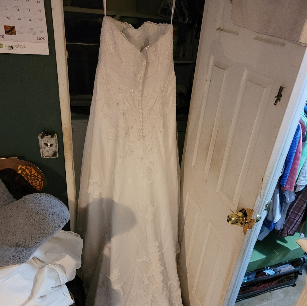 Elegant White Lace Wedding Dress